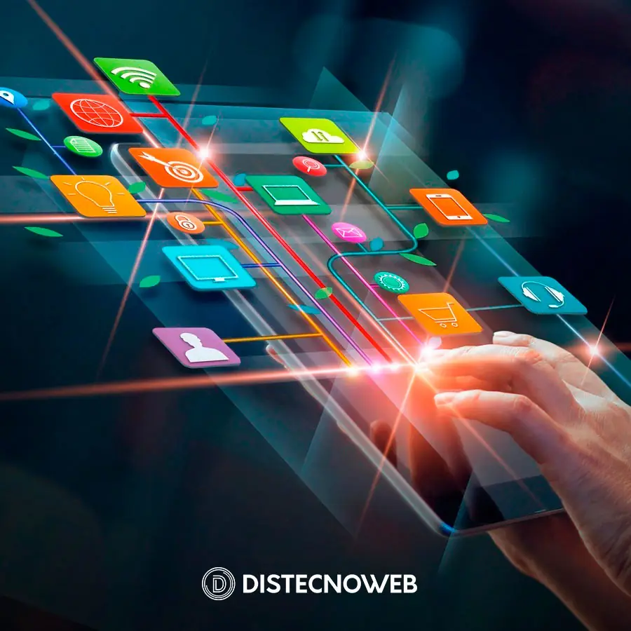 Mano sobre una tableta con íconos de servicios digitales y el logo de Distecnoweb