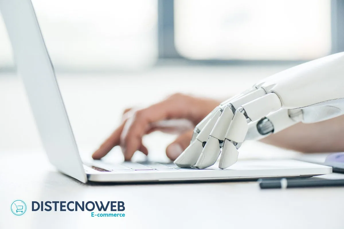 Mano humana y mano robótica escribiendo en el teclado de un portátil; colaboración humano–IA en ecommerce